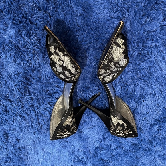 Stuart Weitzman Elegant Black and Cream Lace Heels - Picture 8 of 10